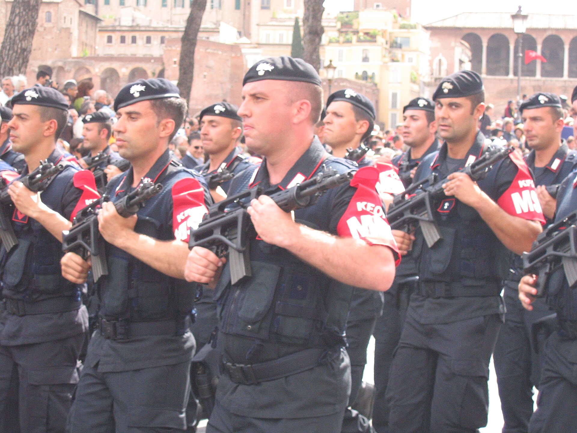 Carabinieri in uniforme del reparto MSU